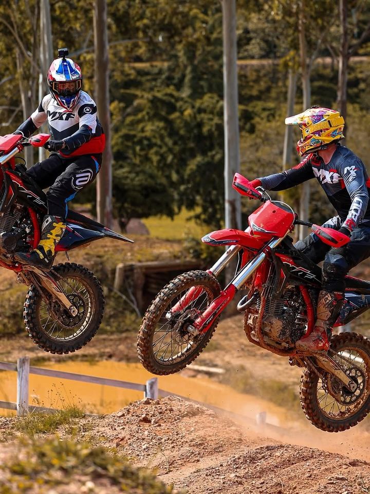 Dois pilotos em ação com motos MXF
